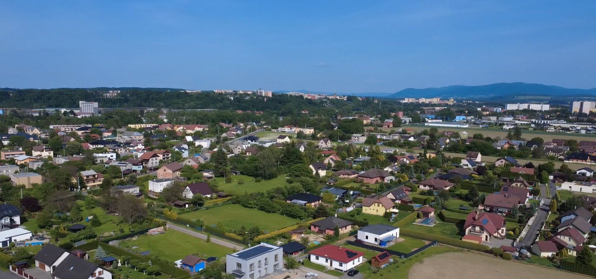 Pohled na projekt v ulici Luční ve Sviadnově a okolní rezidenční zástavbu